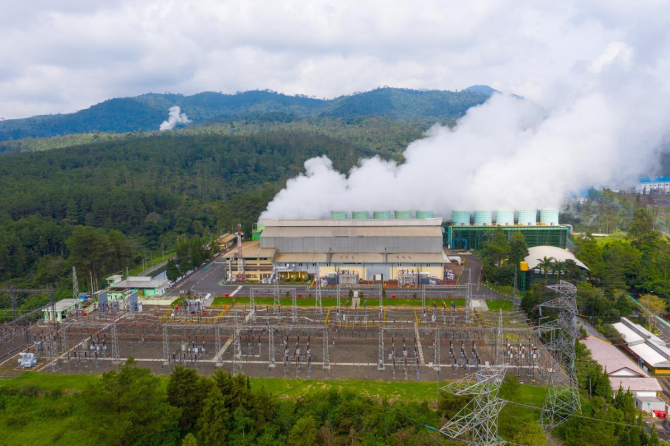 EVP Aneka Energi Terbarukan PLN, Zainal Arifin, mengungkapkan bahwa jenis pembangkit base load yang diprioritaskan adalah Pembangkit Listrik Tenaga Nuklir (PLTN) dan Pembangkit Listrik Tenaga Panas Bumi (PLTP).