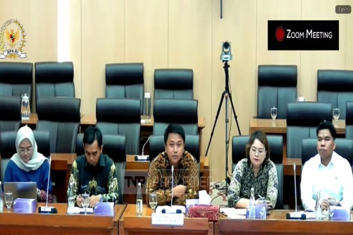 Deon Arinaldo (tengah), Manajer Program Transformasi Energi IESR, saat melakukan audiensi bersama Komisi XII DPR di Kompleks Gedung Parlemen pada Senin, 5 Mei 2025.