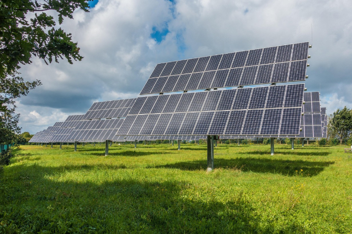 Panel surya terpasang di lahan terbuka di NTT sebagai bagian dari transisi energi terbarukan