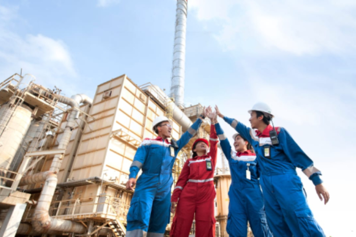PT Pertamina Hulu Energi (PHE) tingkatkan produksi gas bumi untuk dukung swasembada energi nasional. Baca strategi dan tantangannya di sini!