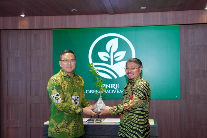 Pertamina NRE luncurkan #GreenMovement wujudkan ESG & net zero 2060. Kolaborasi dgn Akar Insani, gabungkan lingkungan-budaya. 3 pilar: edukasi, hidup sehat & seni ramah lingkungan. #EnergiBersih