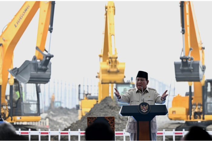 Presiden Prabowo Subianto meresmikan pembangunan ekosistem industri baterai kendaraan listrik terintegrasi ANTAM–IBC–CBL di Karawang, dorong swasembada energi nasional.