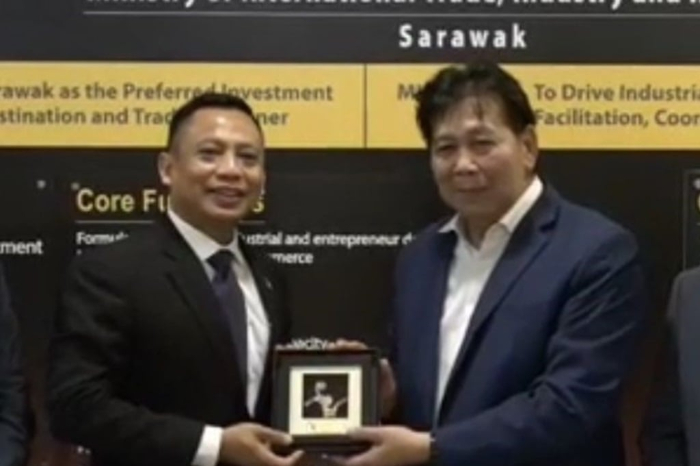 Kadin Indonesia dan Sarawak bahas peluang energi terbarukan, pariwisata, dan pendidikan. Sinergi lintas batas untuk pertumbuhan ekonomi Borneo. #KerjaSamaInternasional"