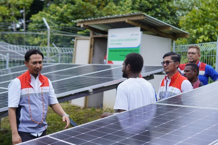 Pertamina NRE hadirkan energi bersih di 98 desa lewat program DEB. Emisi CO₂ turun 665 ton per tahun, masyarakat lebih mandiri dan hemat energi.