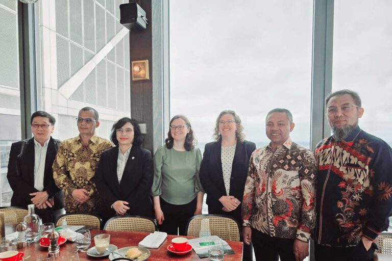 Pertemuan Riau dan ART TREES di London bahas metodologi karbon kredit, peluang kolaborasi pasar wajib karbon, serta target penurunan emisi hingga 43%.