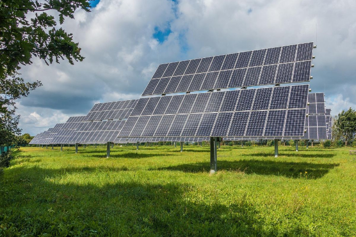 Peneliti BRIN kembangkan oxasmaragdyrin untuk tingkatkan efisiensi dan stabilitas sel surya perovskite berbasis teknologi ramah lingkungan.