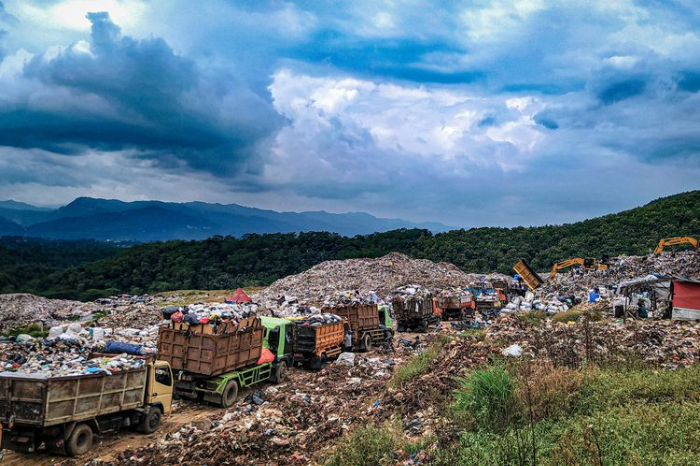 Pemerintah pusat dorong transformasi pengelolaan sampah di Jawa Barat, hentikan open dumping, dan kejar target nasional 51,21% tahun 2025.