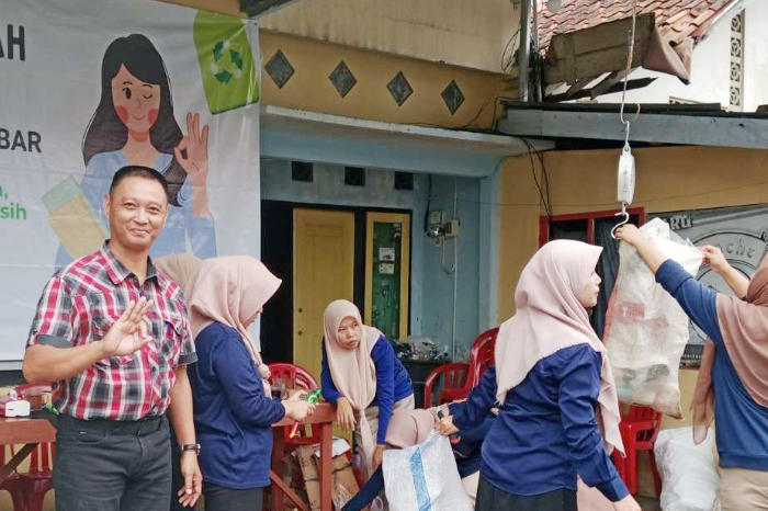 Bank sampah di Banyumas terbukti kurangi sampah TPA, tekan emisi karbon, dan tingkatkan pendapatan warga.