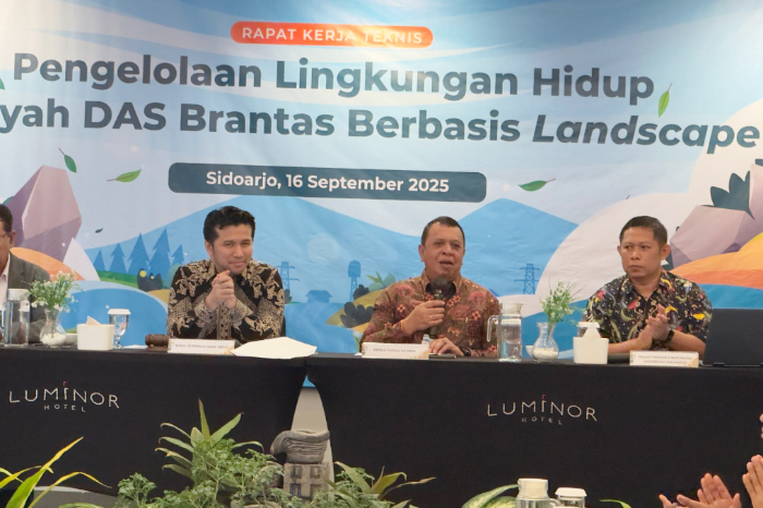 KLH gelar Rakernis di Sidoarjo bahas strategi penyelamatan DAS Brantas. Emil Dardak dorong pengelolaan terpadu dan tegas soal pencemaran.