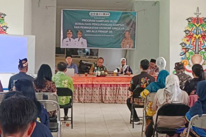 DLH Kalteng gandeng Kelurahan Kalampangan sosialisasi pengelolaan sampah berbasis 3R untuk wujudkan kampung iklim dan ekonomi sirkular.