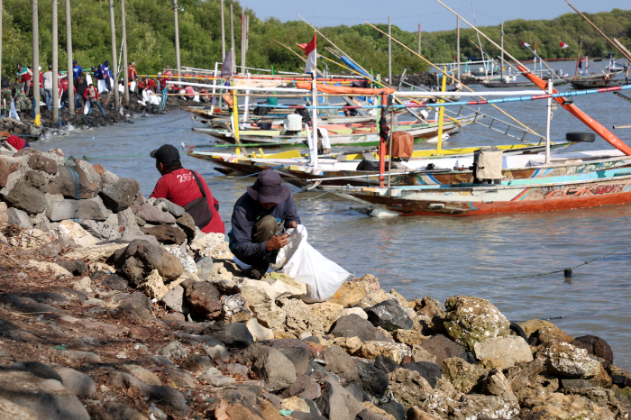 Pemkot Surabaya bersama 1.500 peserta gelar aksi bersih-bersih Pantai Tambak Wedi dalam rangka World Cleanup Day 2025.
