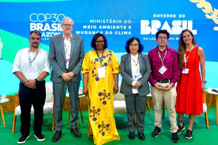 Keempat dari kiri, Prof. Haruni Krisnawati wakili Kementerian Kehutanan Indonesia dalam diskusi internasional penanggulangan deforestasi di Brazil. Strategi nasional dan program unggulan untuk menekan laju deforestasi dan emisi GRK.