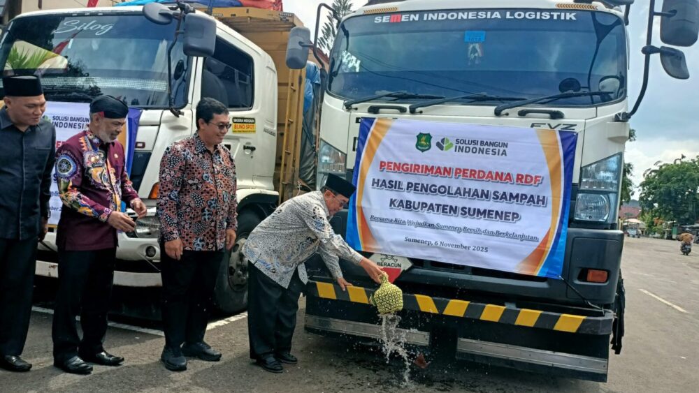 Sinergi hijau: Transformasi sampah (Refuse Derived Fuel/RDF) menjadi sumber energi yang siap digunakan oleh industri, seperti PT Solusi Bangun Indonesia (SBI). Langkah ini menegaskan komitmen Sumenep dalam mengurangi volume sampah di TPA sekaligus menekan emisi karbon. (Humas sumenepkab.go.id)