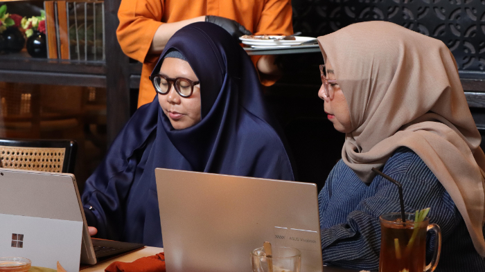 JAKARTA, DMBGLOBAL.CO.ID - Suasana keakraban dan semangat kolaborasi mewarnai pertemuan istimewa antara dua komunitas terkemuka, Atkarbonist dan DMBG (Daya Mitra Bersama Global), yang baru-baru ini diselenggarakan di Resto Seribu Rasa, Gatot Subroto, Jakarta Selatan, Sabtu (13/12/25).
Acara silaturahmi ini menjadi momen yang sangat berharga, tidak hanya untuk memperkuat sinergi kedua organisasi, tetapi juga sebagai ajang temu kangen para tokoh pendiri Atkarbonist dan DMBG yang telah lama membangun pondasi komunitas masing-masing.