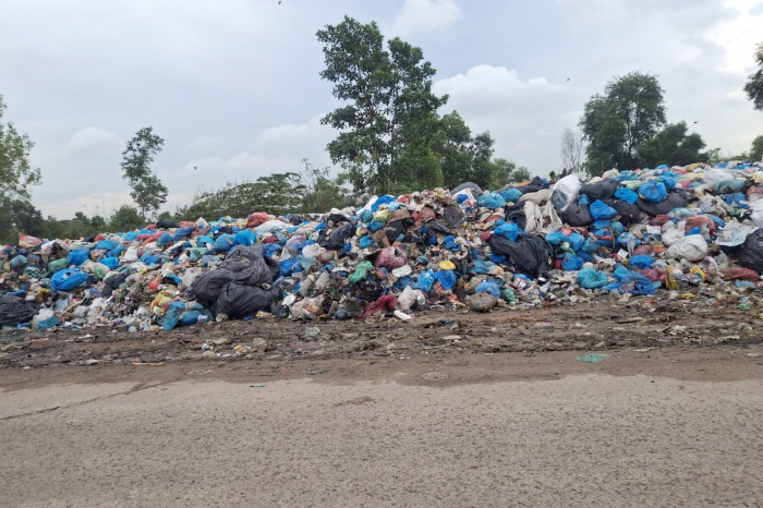 Wakil Wali Kota Batam, Li Claudia Chandra, janji bakal rombak total sistem sampah di 2026. Rencananya bakal adopsi sistem canggih kayak di IKN dan Singapura! Sampah bakal diolah jadi energi, bukan cuma ditumpuk.