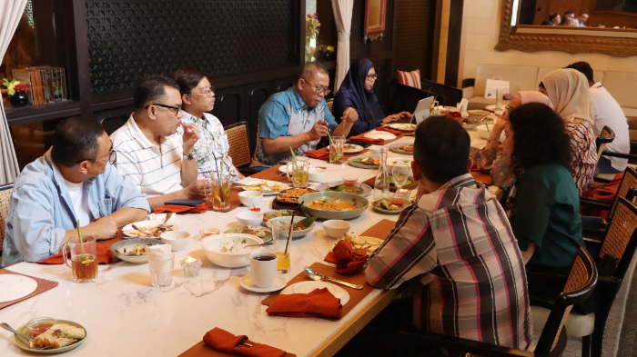 Dalam sesi yang penuh tawa dan kenangan, para pendiri berbagi cerita tentang perjalanan awal organisasi, tantangan yang dihadapi, dan semangat yang mendorong mereka untuk terus berkontribusi.