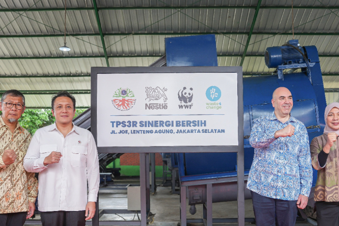 Acara ini juga dihadiri oleh Asisten Deputi Infrastruktur Kemenko Marves Ridha Yasser, Partnership Director WWF Indonesia Rusyda Deli, serta CEO dan Founder Waste4Change Bijaksana Junerosano.
