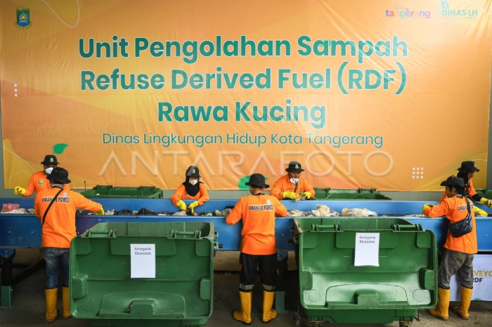DLH Kota Tangerang sukses mengolah 200 ton sampah TPA Rawa Kucing menjadi bahan bakar RDF selama 2025 sebagai solusi kurangi beban lahan dan dukung energi bersih.