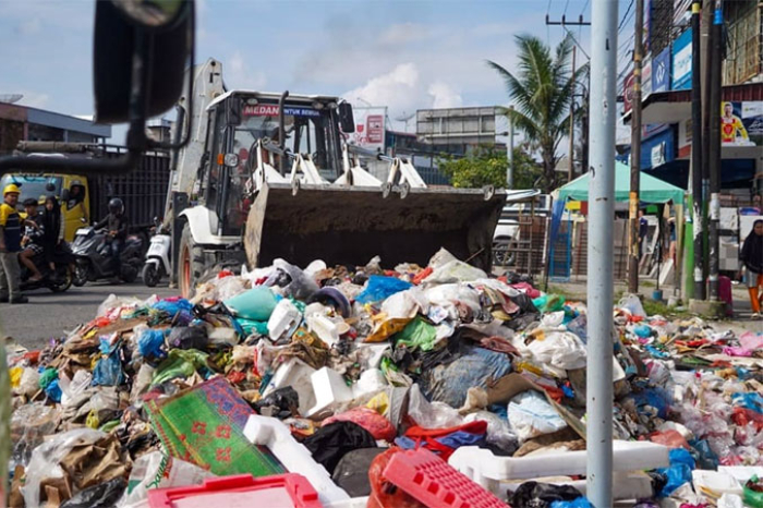 Pemerintah Kota Medan tengah berupaya keras memulihkan berbagai sektor pasca banjir besar yang melanda pada (27/11/25) lalu. Tumpukan sampah saat ini menjadi pemandangan umum di berbagai lokasi di Kota Medan, Sumatera Utara.