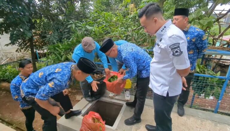 Warga Ciputat Tangsel adopsi Teba Komposter asal Bali untuk olah sampah organik secara mandiri. Solusi nyata atasi darurat sampah di TPA. Potret demonstrasi praktik Teba Komposter di Kantor Kecamatan Ciputat pada Rabu (17/12/25). (Foto: Istimewa)
