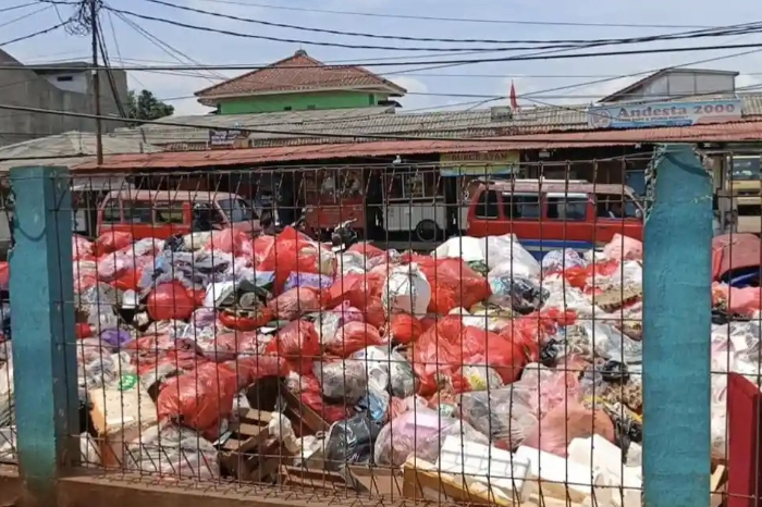 Warga dan pasien di sekitar Serpong digegerkan dengan pemandangan tak sedap di fasilitas kesehatan publik. Tumpukan sampah rumah tangga terlihat menggunung, memenuhi area pinggir jalan tepat di depan Puskesmas Serpong 1, Tangerang Selatan (Tangsel), pada Jumat (12/12/25).