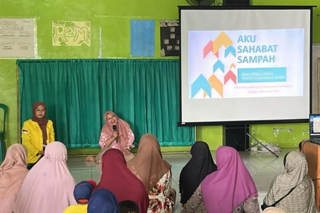 Program FEB UI dan Bank Sampah Alamanda melatih ibu rumah tangga Bekasi mengelola sampah demi ekonomi sirkular berkelanjutan.