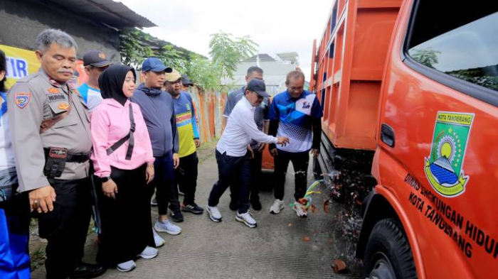 Momentum CFD Cipondoh: Kelurahan Petir Perang Lawan Sampah dengan Armada Baru