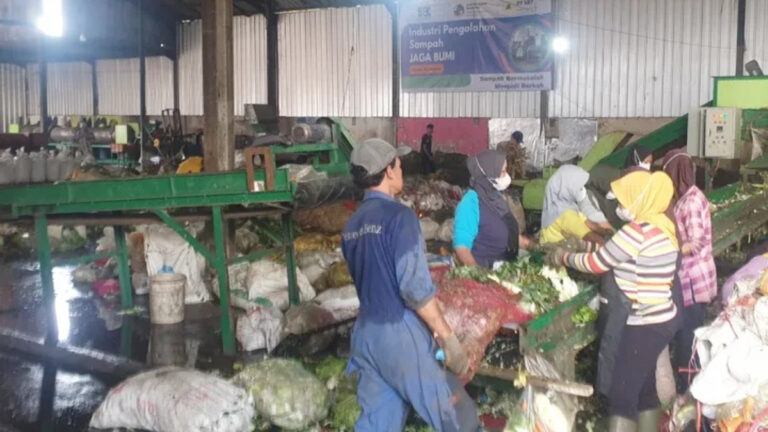 Kota Bandung terus berakselerasi dalam menangani darurat sampah! Wali Kota Muhammad Farhan mendorong pasar-pasar di Bandung untuk tidak lagi sekadar membuang sampah, tapi mengolahnya secara mandiri.