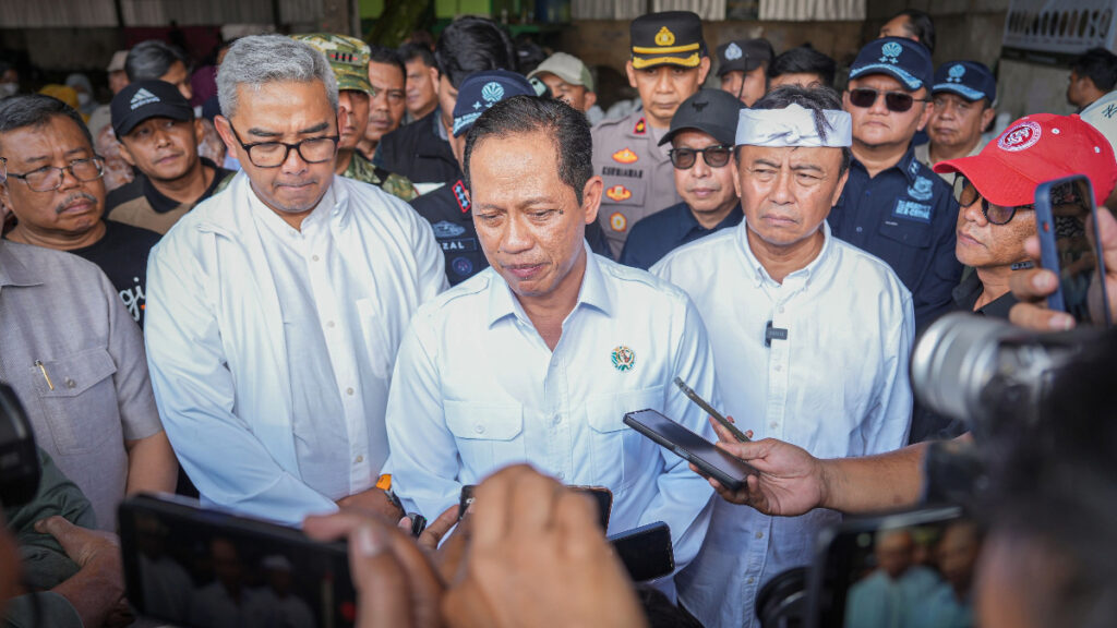 Menteri LH Hanif Faisol Nurofiq instruksikan penutupan insinerator di Bandung karena polusi udara.