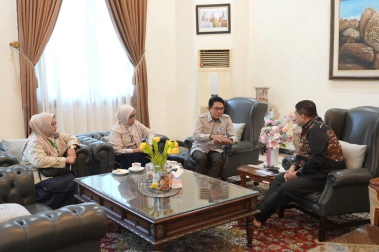 Makassar makin bersih! KLH apresiasi kinerja Wali Kota Munafri benahi TPA Antang & aktifkan Bank Sampah demi kota yang berkelanjutan.