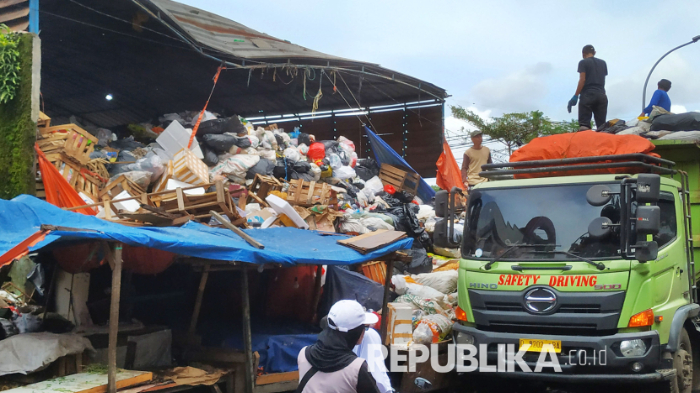 Pemkot Bandung targetkan olah 30% sampah mandiri per Februari 2026, fokus pada pemilahan di RW guna kurangi ketergantungan pada TPA Sarimukti. (Foto: Dok. Republika.co.id)