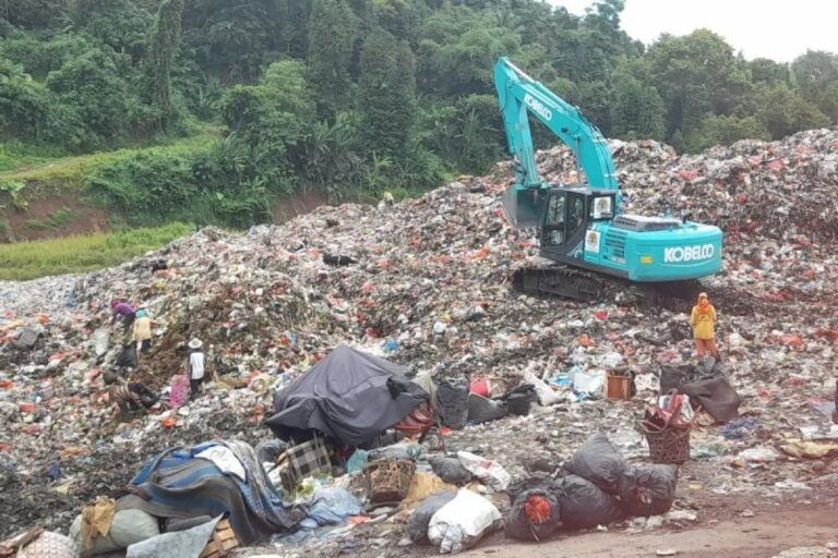 Dapat Rp122 Miliar dari sampah Tangsel, Wali Kota Serang jamin dana kembali ke rakyat. Prioritas untuk subsidi kesehatan gratis, perbaikan jalan, dan modernisasi TPSA Cilowong.