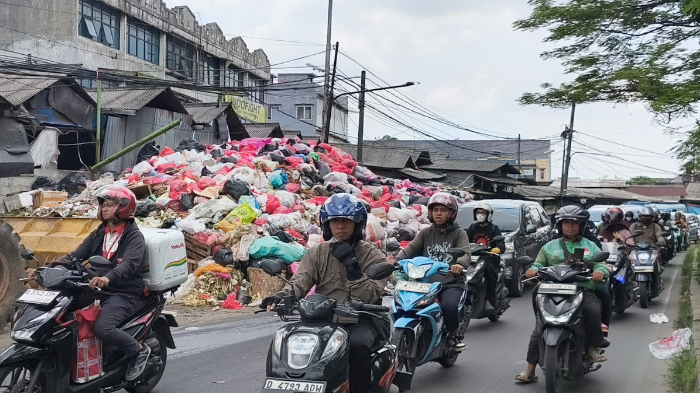 Kota Tangerang Selatan (Tangsel) terpaksa membuang sampahnya ke Kabupaten Bogor sebagai solusi darurat menangani penumpukan sampah di wilayahnya.