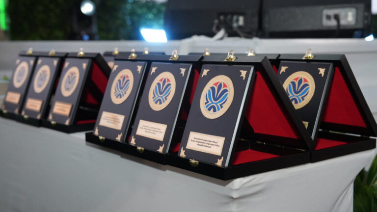 Rapor Merah Adipura 2025: Tak ada daerah raih gelar juara. Surabaya & Ciamis pimpin kategori kota bersih. Cek evaluasi KLH!