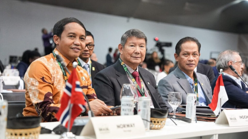 Dari kiri ke kanan: Menteri Kehutanan Raja Juli Antoni, Utusan Khusus Presiden RI untuk Iklim dan Energi Hashim Djojohadikusumo, dan Menteri Lingkungan Hidup Hanif Faisol Nurofiq dalam ajang COP30 di Belem, Brasil. (Dok. KemenLH)