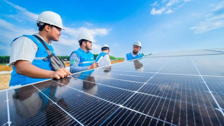 Feiral Batubara tegaskan hilirisasi energi terbarukan adalah kunci Indonesia Maju 2045. Saatnya "tanam" investasi hijau dan bangun manufaktur domestik sekarang!