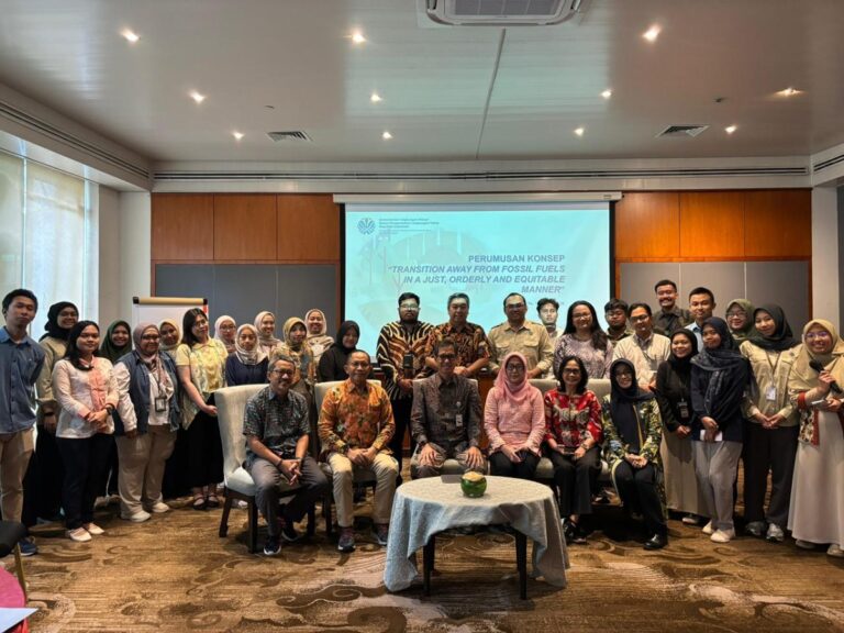 Melalui dialog dengan unsur non pemerintah, KLH/BPLH tengah menyusun konsep strategis dua peta jalan utama: transisi energi yang berkeadilan (Transition Away from Fossil Fuel) serta upaya pemulihan hutan dan penghentian deforestasi yang ditargetkan rampung pada 2030.