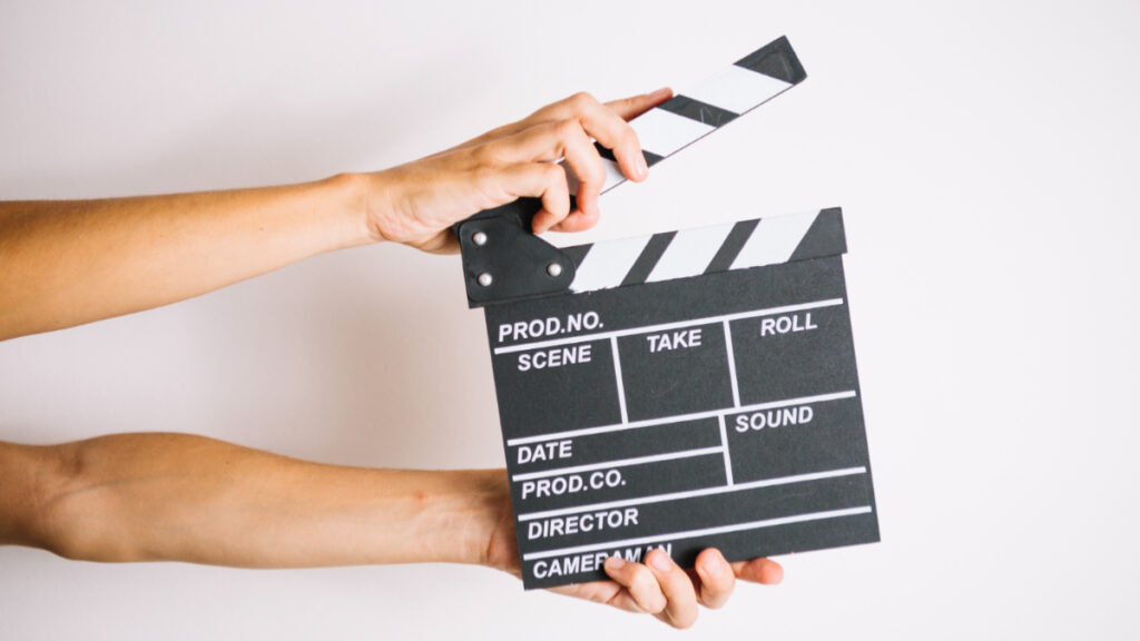 Intip jejak karbon industri film, emisi transportasi setara 335 kali keliling dunia. Simak solusi hijau untuk sinema berkelanjutan.