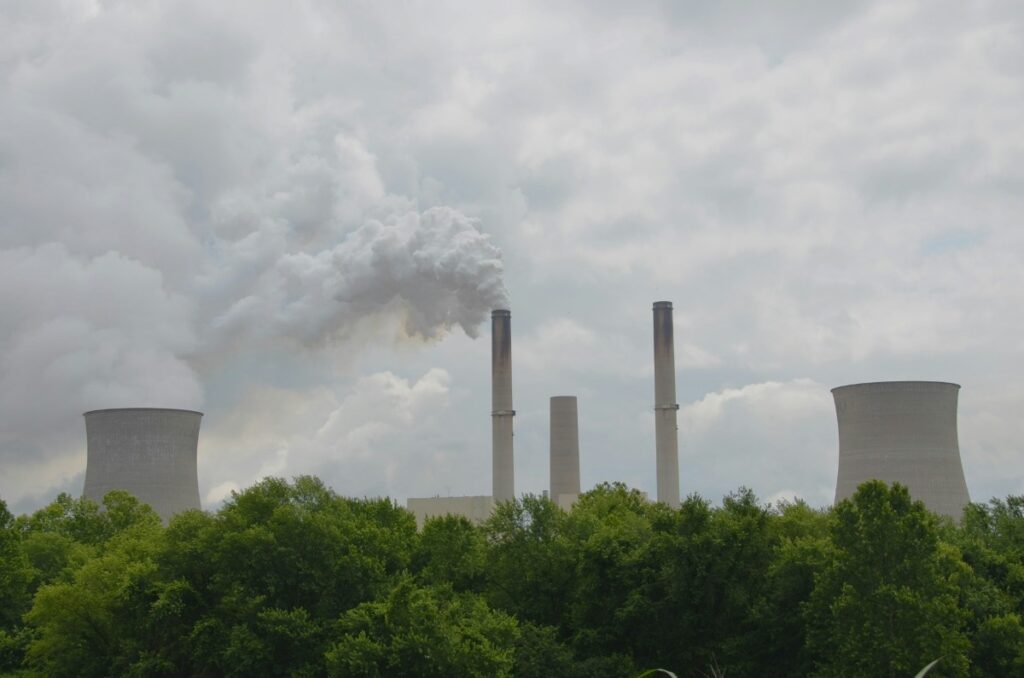 Gangguan pasokan LNG di Timur Tengah berisiko picu penggunaan batu bara, yang diprediksi bakal dongkrak permintaan kredit karbon global.