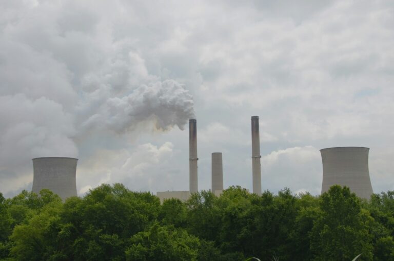 Gangguan pasokan LNG di Timur Tengah berisiko picu penggunaan batu bara, yang diprediksi bakal dongkrak permintaan kredit karbon global.