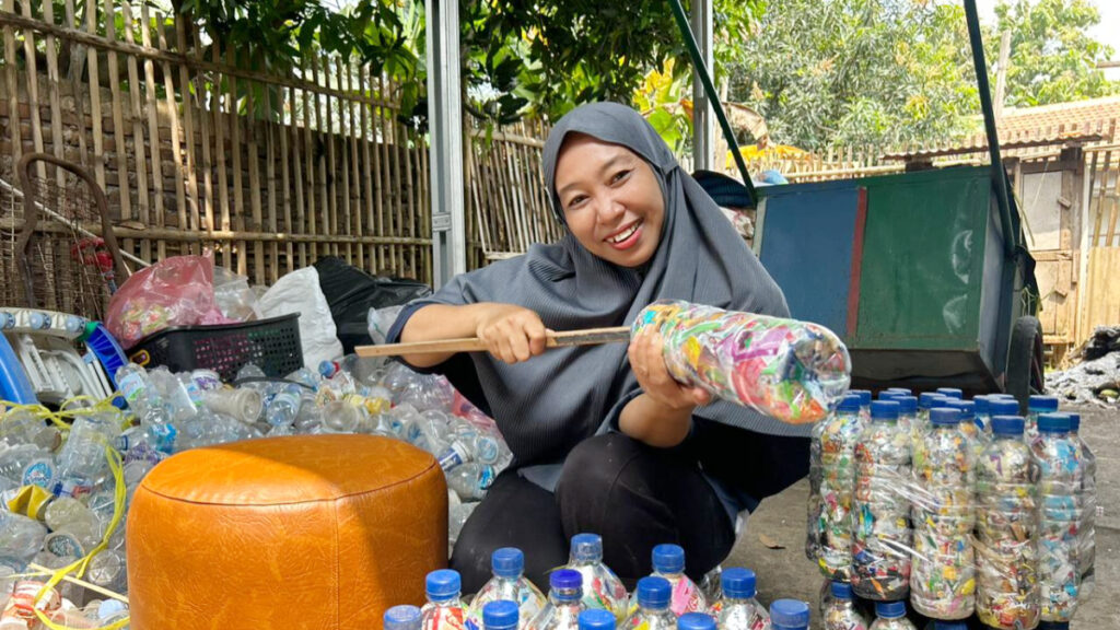 Kisah Amaliyah, nasabah PNM Mekaar asal Bojonegara, Serang, Banten yang sukses ubah sampah jadi berkah lewat Bank Sampah MATA dan Amalia Kitchen.