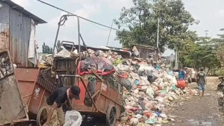 Pemkot Jakarta Timur terapkan SOP sampah dan wajibkan ASN pilah sampah serta gunakan tumbler untuk kurangi plastik.
