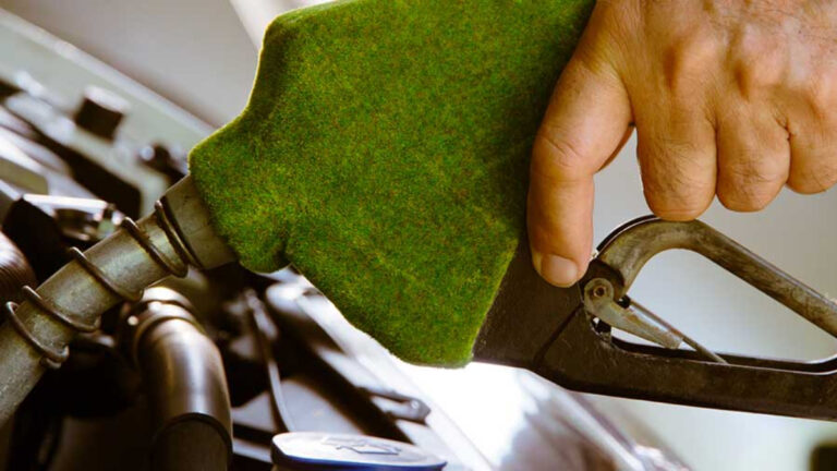 Target biodiesel B50 di 2027 dan bioetanol E10 pada 2028 resmi diatur dalam Kepmen ESDM terbaru guna mempercepat transisi energi hijau.