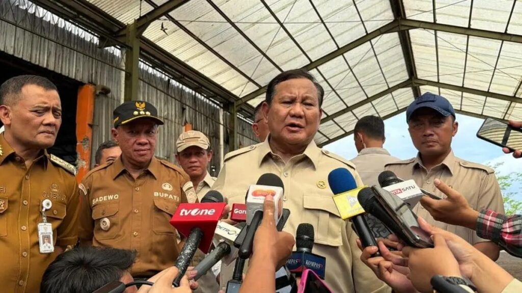 Presiden Prabowo tinjau genteng daur ulang di TPST BLE Banyumas untuk program perbaikan atap rumah ramah lingkungan. (Foto: dok. BPMI Setpres)
