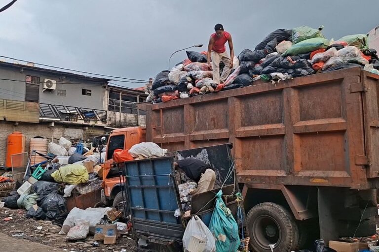 Tiga shift truk sampah Jakarta pasca-Lebaran 2026, warga masih protes.
