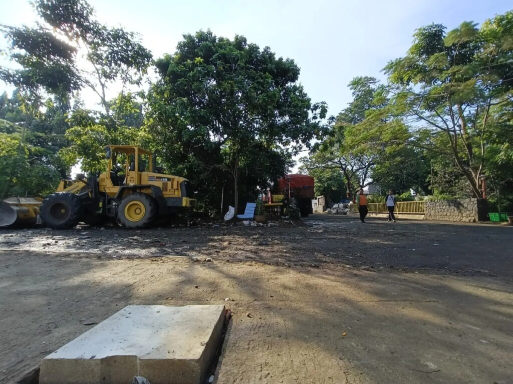 Pengoperasian tempat penampungan sampah sementara (TPS) di Jalan Raya Bogor RW 02, Kelurahan Pekayon, terbukti mampu menjaga kelancaran pengelolaan sampah di Kecamatan Pasar Rebo, Jakarta Timur, selama masa peralihan dari TPS Jalan Pendidikan.
