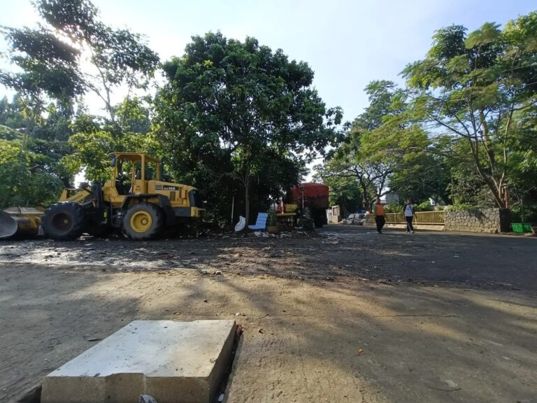 Pengoperasian tempat penampungan sampah sementara (TPS) di Jalan Raya Bogor RW 02, Kelurahan Pekayon, terbukti mampu menjaga kelancaran pengelolaan sampah di Kecamatan Pasar Rebo, Jakarta Timur, selama masa peralihan dari TPS Jalan Pendidikan.