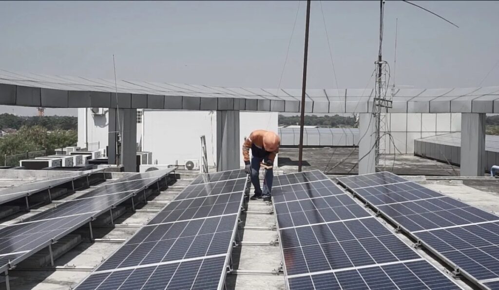 Konflik Iran percepat transisi energi hijau dunia saat harga minyak terancam tembus USD115 per barel akibat krisis energi.