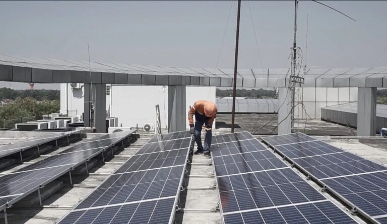 Konflik Iran percepat transisi energi hijau dunia saat harga minyak terancam tembus USD115 per barel akibat krisis energi.
