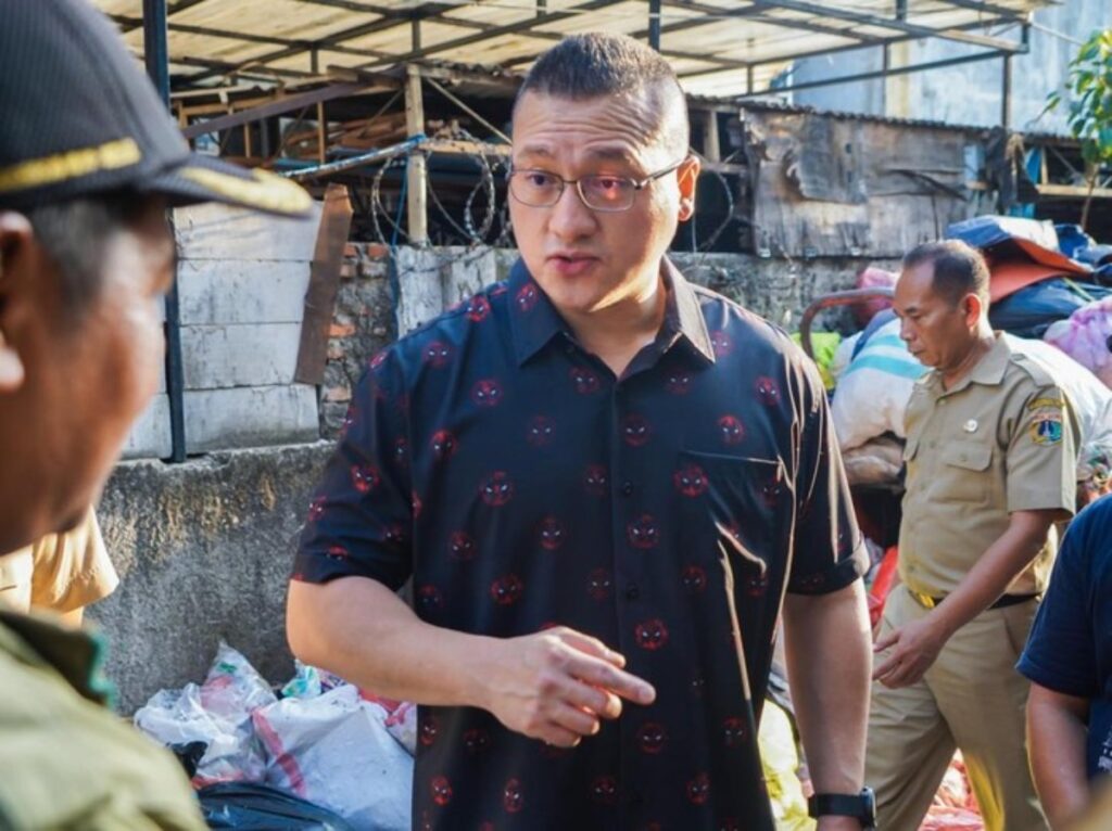 DPRD DKI mendesak Pemprov massifkan edukasi dan sanksi guna ubah paradigma warga dari membuang menjadi mengolah sampah.